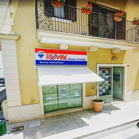 RE/MAX Houses & Lands